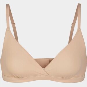 SKIMS fits everybody crossover bralette. Brand new without tags! Great condition